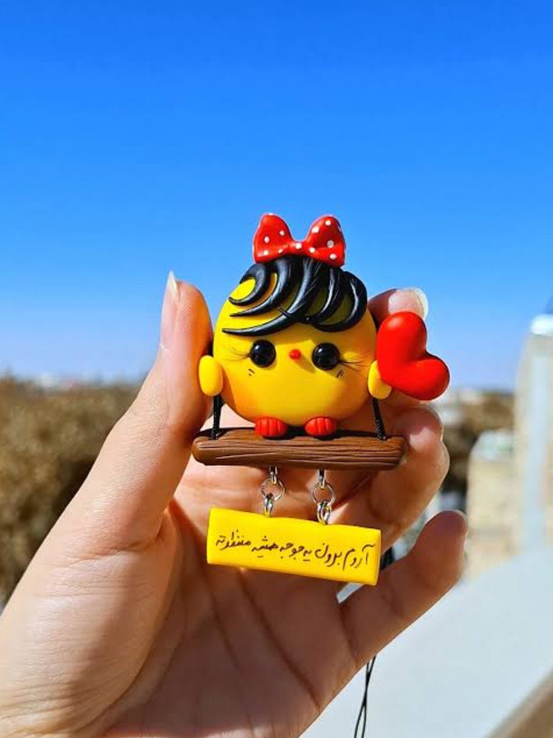 اویز ماشین دستساز طرح جوجه مو لخت مشکی